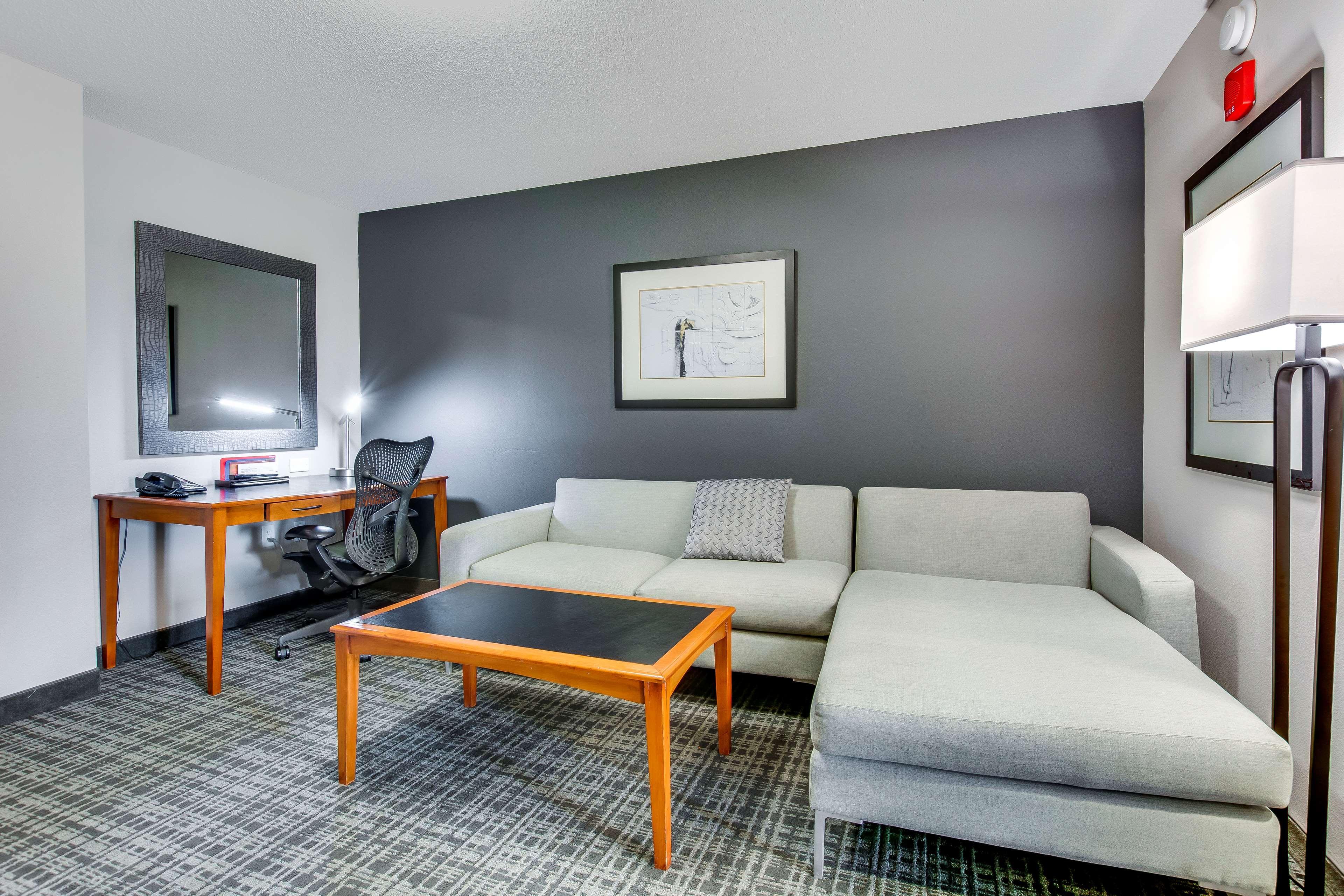 Hilton Garden Airport 3*