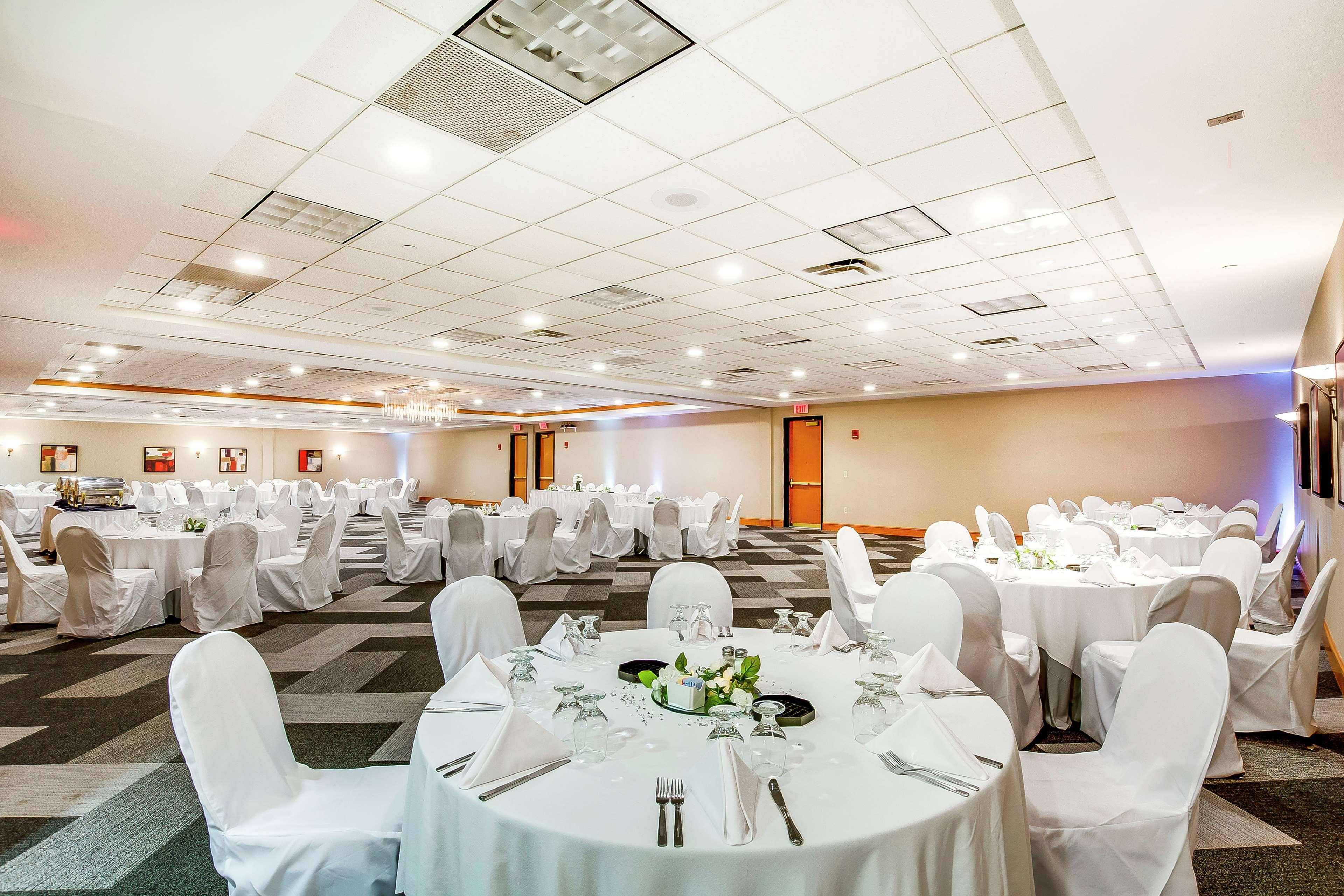 Hilton Garden Airport 3*
