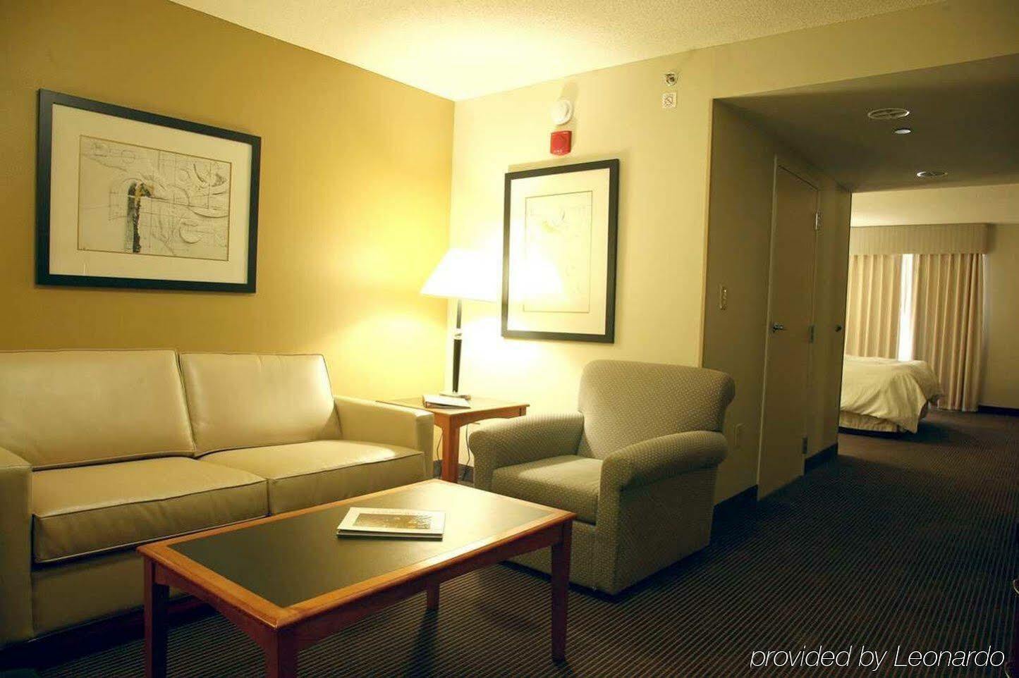 Hilton Garden Airport 3*